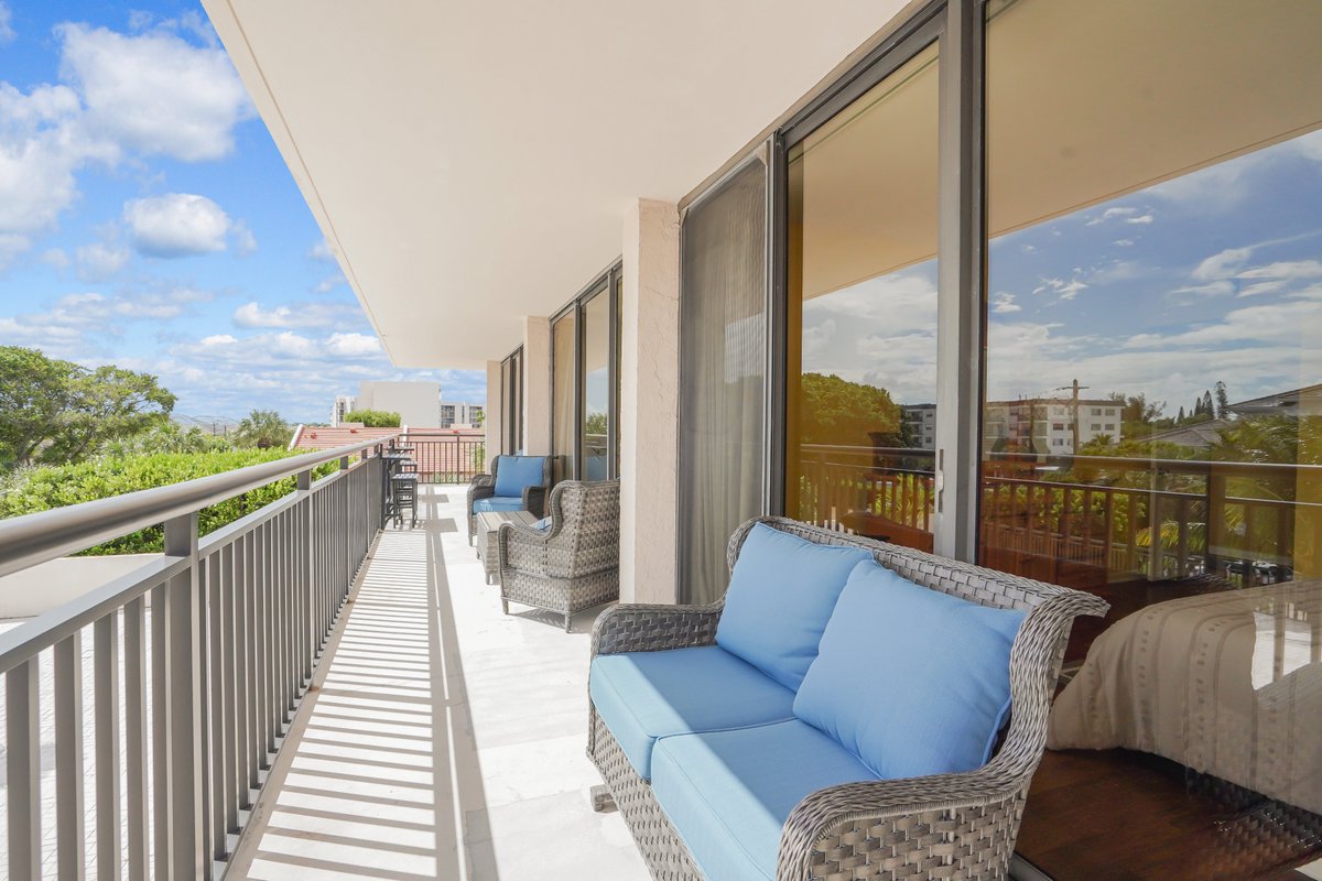 JMPhillipsGroup's tweet photo. ✨ Price Improved — Now $999,000 ✨
Rare 3BD | 3BA corner residence at the Yacht &amp; Racquet Club with 1,871 SF, 2 indoor garage spaces, and a prime “I�� Building location.
Private beach, marina, pools, tennis &amp; pickleball, dining + fitness—resort living every day. 🌴 https://t.co/tTIs9BrEjc