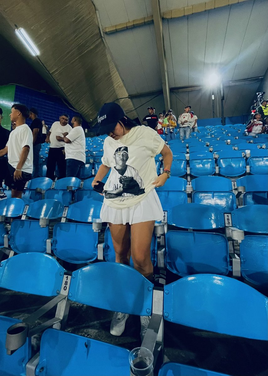 iMonika's tweet photo. uds tan tranquilos puro hablando del fin de año y hoy los tigres se juegan un todo o nada, a mi que me importa el año nuevo valeeeee. https://t.co/KmQzdF4ePf