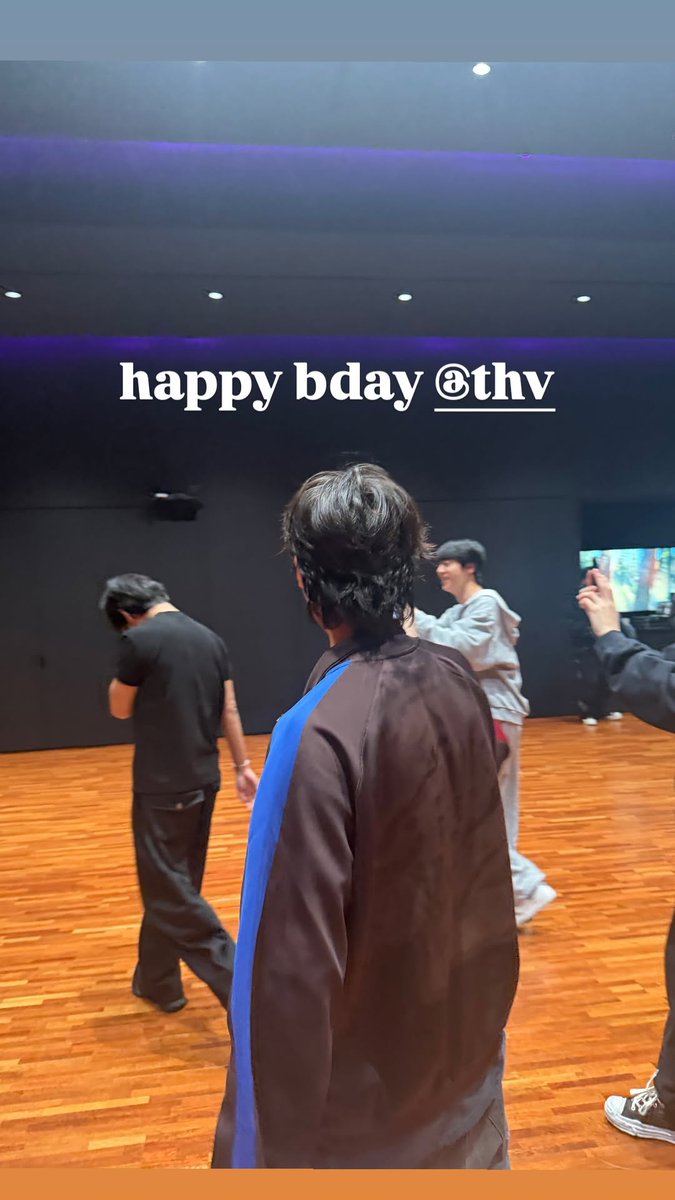 BTSV_TH's tweet image. พี่นัมจุนมาโพสต์อวยพรวันเกิดแทฮยองค่ะ แต่เจ้าของวันเกิดขี้อายมากๆ เดินหนีไปโน้นแล้วค่ะ 🎂😆

🐨: แฮปปี้เบิร์ธเดย์นะ @/thv 

🔗instagram.com/stories/rkive/…

HAPPY TAEHYUNG DAY
#HAPPYVDAY #HappyBirthdayTaehyung