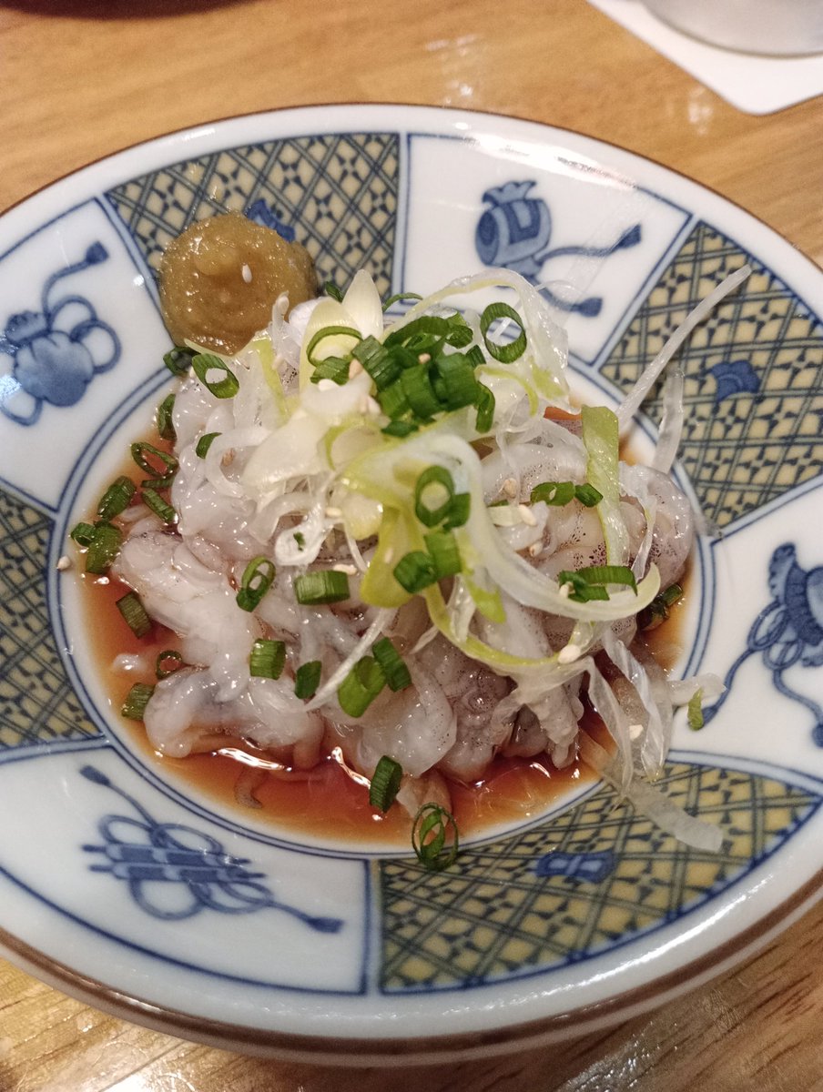 masuharas's tweet photo. 昨日は記憶をポロポロ落としながら帰宅して風呂ビール就寝
今日は朝起きてゴロゴロしたりマンガ読んだり棚の片付けしてたらあっと言う間に夕方になったのでソウチ忘年会へ…まさかの結構な日本酒中心のセットリストでしたおいしいまたくる https://t.co/GykdFXLoMc