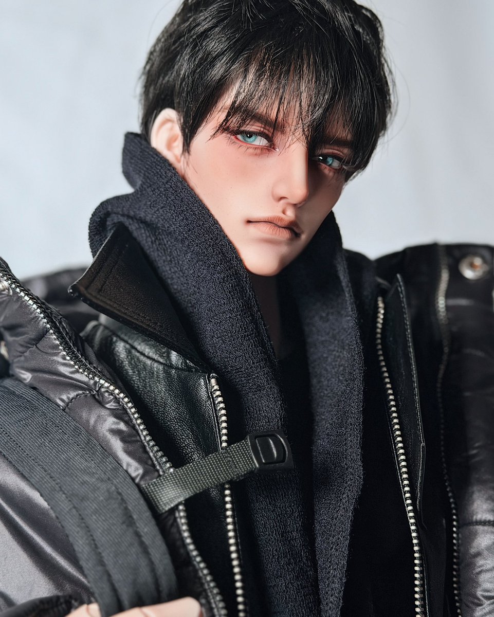 사랑을 잃은 후 굳은 다짐을 하며 짐싸고 어디 멀리 떠나는 처연한 사연남 (?)