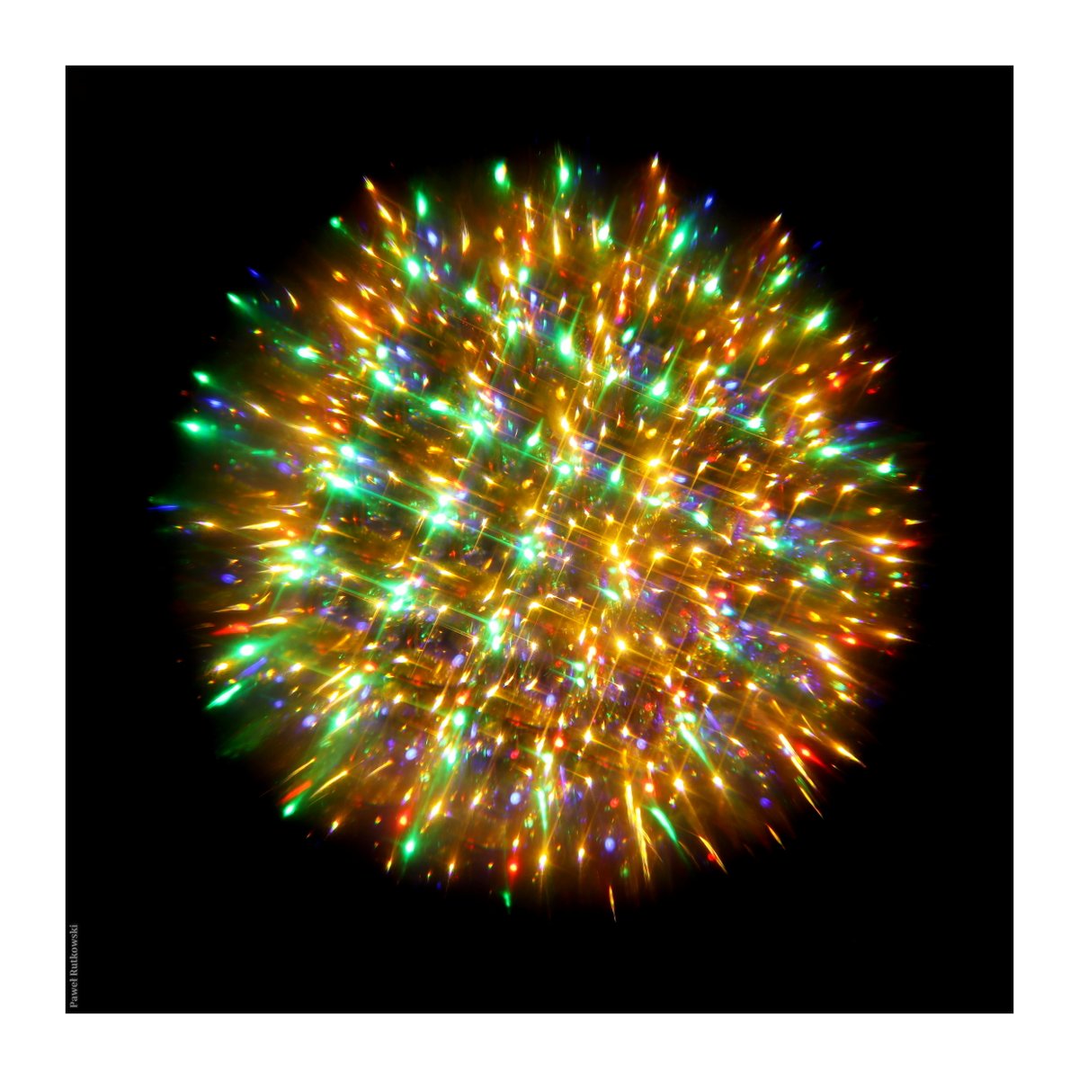 PaweRut98116786's tweet image. Choinka, bombka i fajerwerki w jednym ;-) / A Christmas  tree, Christmas bauble and New Year fireworks, all in one ;-)

#Christmas #ChristmasTree #homephotography