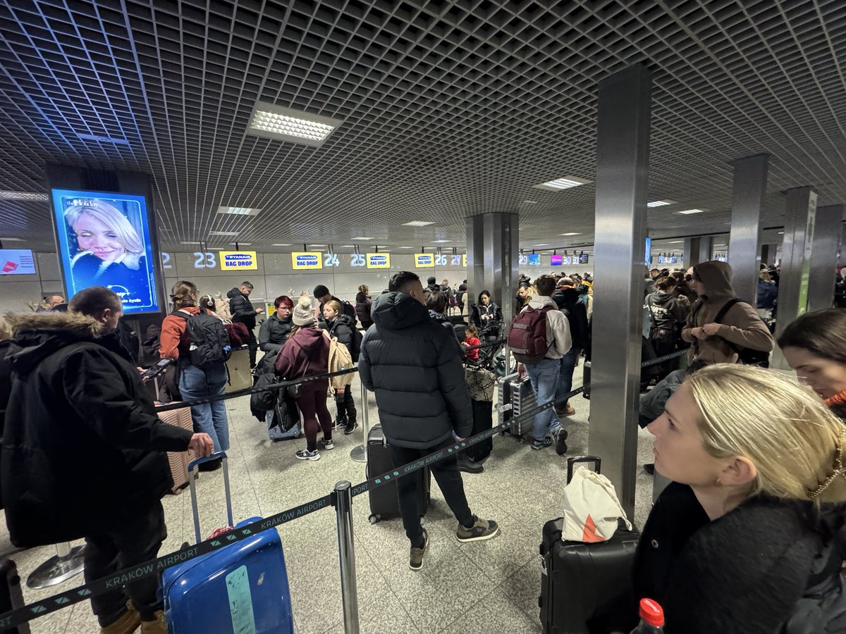andytwhite's tweet photo. @Ryanair what is going on at Krakow airport. Line not moving. No one can check there bags in. Currently 2 hours before our flight. https://t.co/QaqUjun6Yn