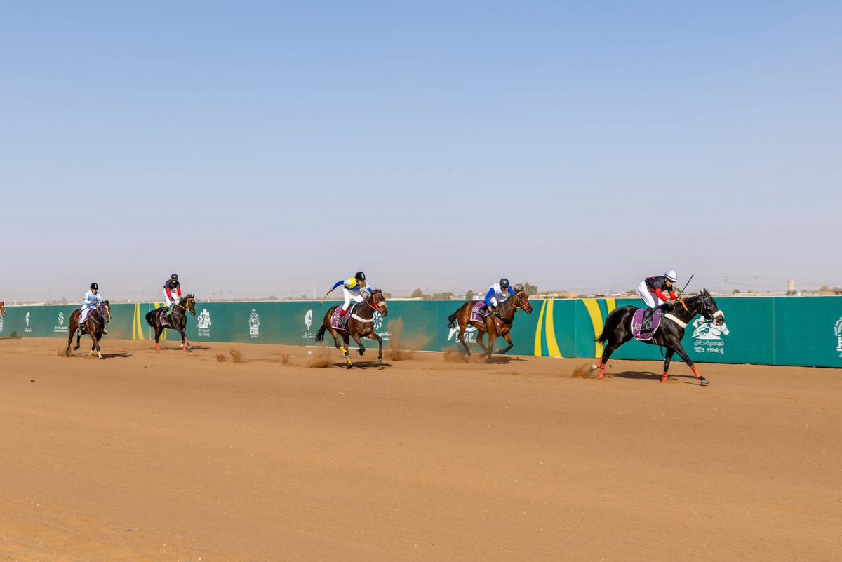 MOE_HHL's tweet image. توج مدير عام التعليم مساء اليوم الاثنين الفائزين في سباق فارس التعليم، والذي نظمه  #تعليم_حائل بالتعاون مع ميدان الفروسية.