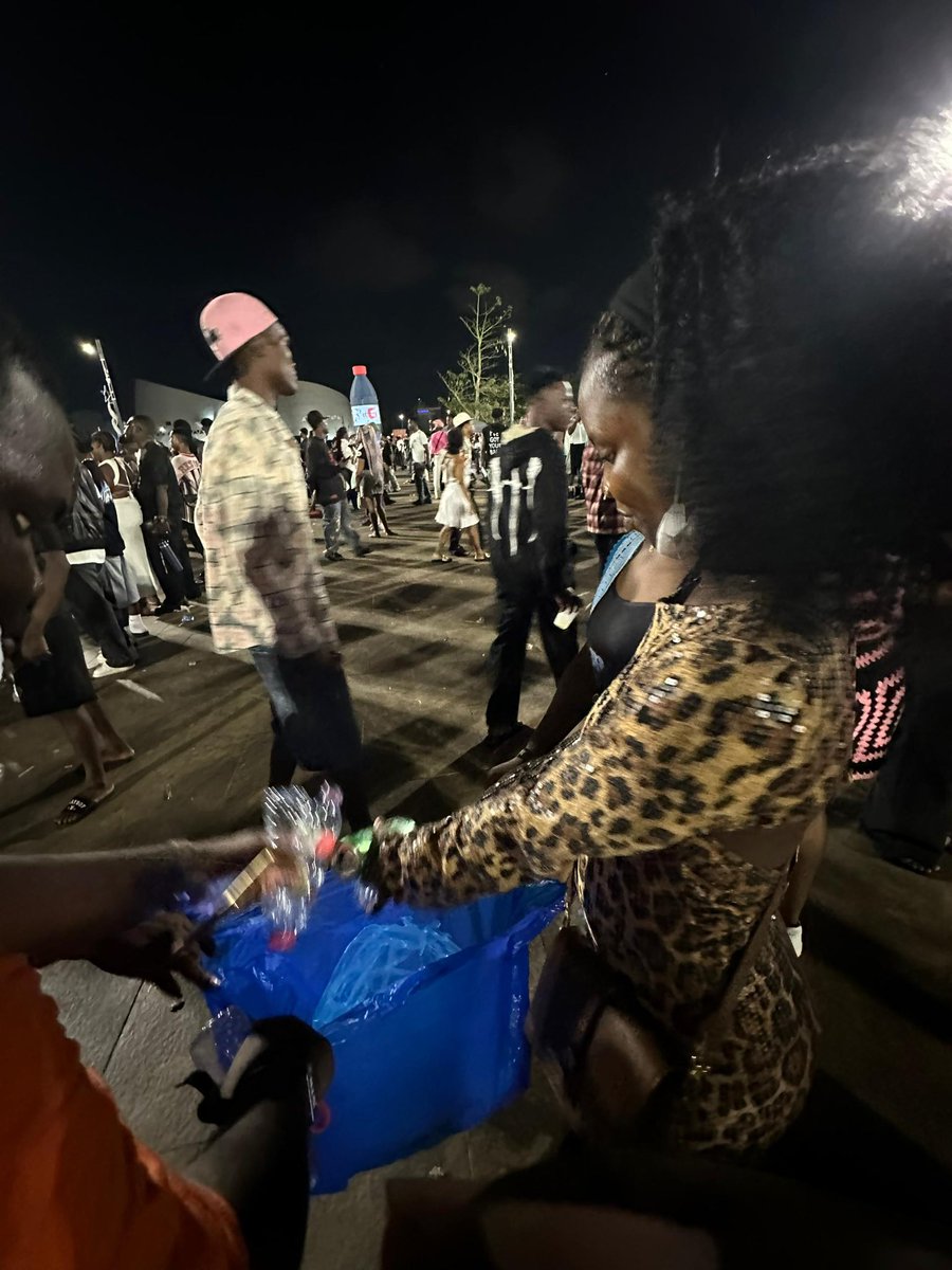 anas_seko229's tweet photo. Festival WeLovEya

Des festivaliers se sont mobilisés pour contribuer à la propreté du site en collectant quelques déchets sur les lieux avec les agents.

Bravo ! Des images qu’on aime voir. Et c’est au 🇧🇯 

#Eya #WeLovEya #AnasSEKO https://t.co/u6nxtrZxb5