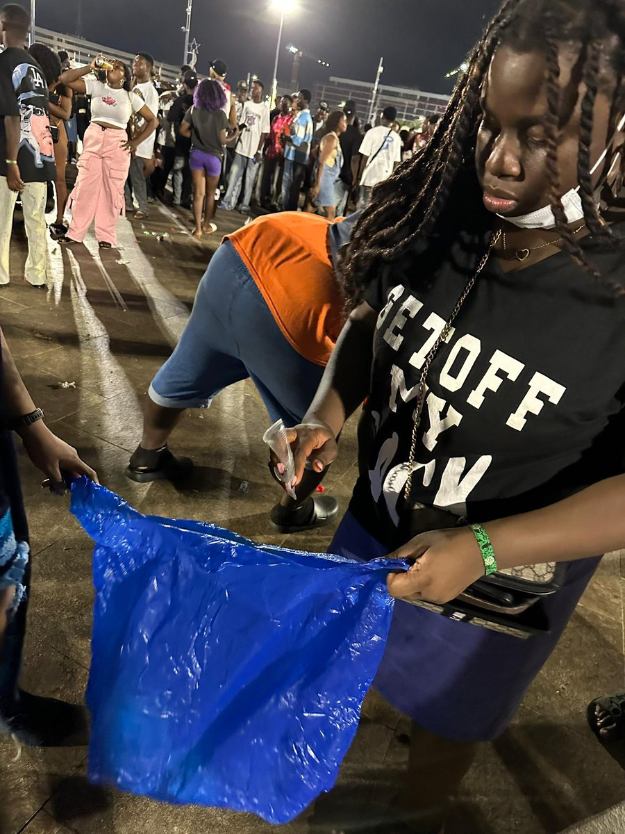 anas_seko229's tweet photo. Festival WeLovEya

Des festivaliers se sont mobilisés pour contribuer à la propreté du site en collectant quelques déchets sur les lieux avec les agents.

Bravo ! Des images qu’on aime voir. Et c’est au 🇧🇯 

#Eya #WeLovEya #AnasSEKO https://t.co/u6nxtrZxb5