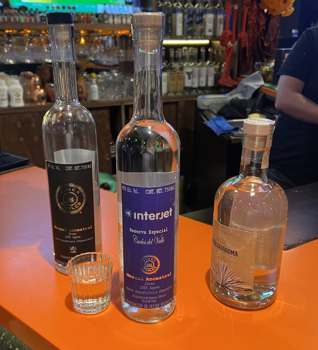 charliedelvalle's tweet image. Estamos en la Mezcalería del Mercado Roma en Querétaro 225 Col. Roma Norte en Finca Robles tomándonos un mezcalito, los invito a venir a conocerlo y por ahí pueden comprar el Mezcal de #Interjet ¿Quién quiere una? #FincaRobles 😎🍸🥃🍹 #MezcalInterjet ✈️🧉🍾✌🏻🇲🇽