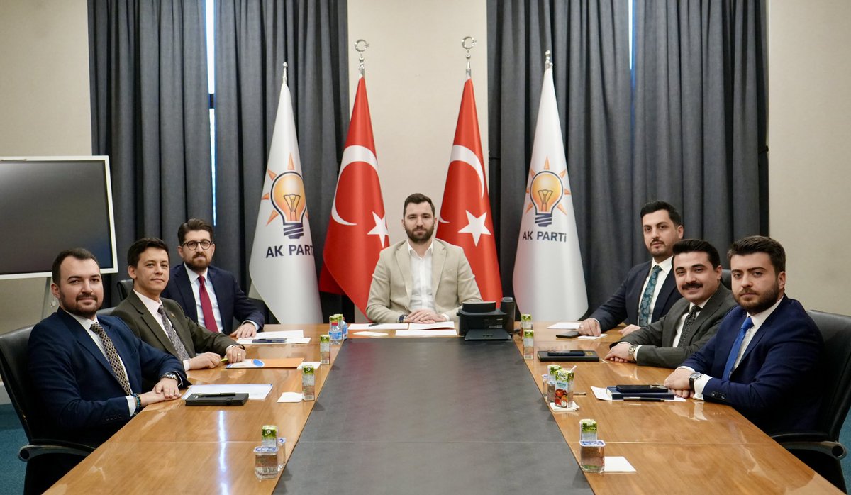 İç Anadolu 1. Bölge İl Başkanlarımızla bir araya gelerek tamamlayacak olduğumuz yılın kapsamlı değerlendirme toplantısını gerçekleştirdik.

İç Anadolu'da 2026 hedeflerimize dair stratejilerimizi belirledik. Birliğimizden aldığımız kuvvetle çok daha güçlü bir yürüyüşe hazırız.