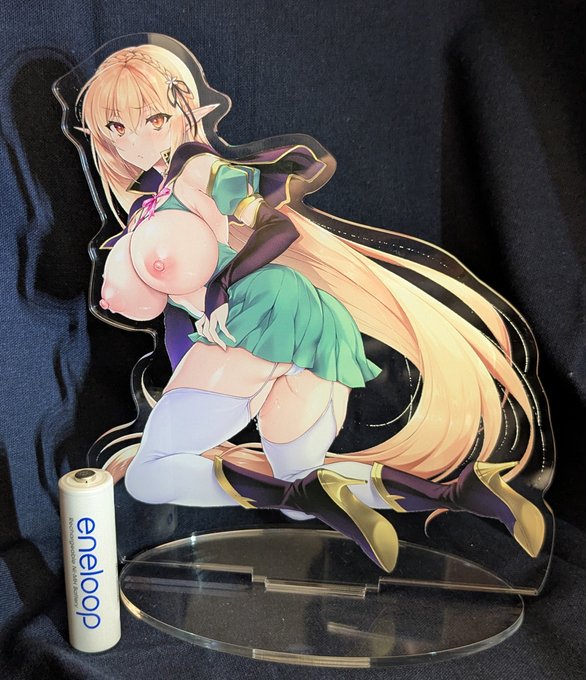 C107で頒布するデカアクスタ届きました!
ので撮影しました📸

サイズ比較に単三電池を置いてます 