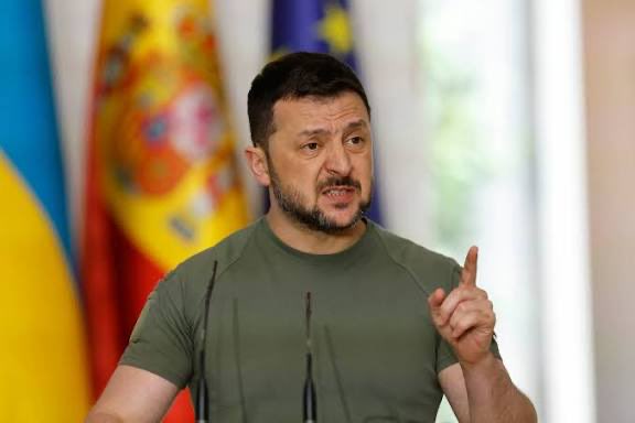 ❗️[ 🇺🇦 UKRAINE | 🇷🇺 RUSSIE ] 

🔸 Zelensky affirme que la Russie prépare le terrain pour frapper les bâtiments du gouvernement ukrainien à Kiev.

🔹 Zelensky nie également toute attaque directe de l'Ukraine contre la résidence de Poutine.

💬 ZELENSKY : « Ce sont des mensonges. »