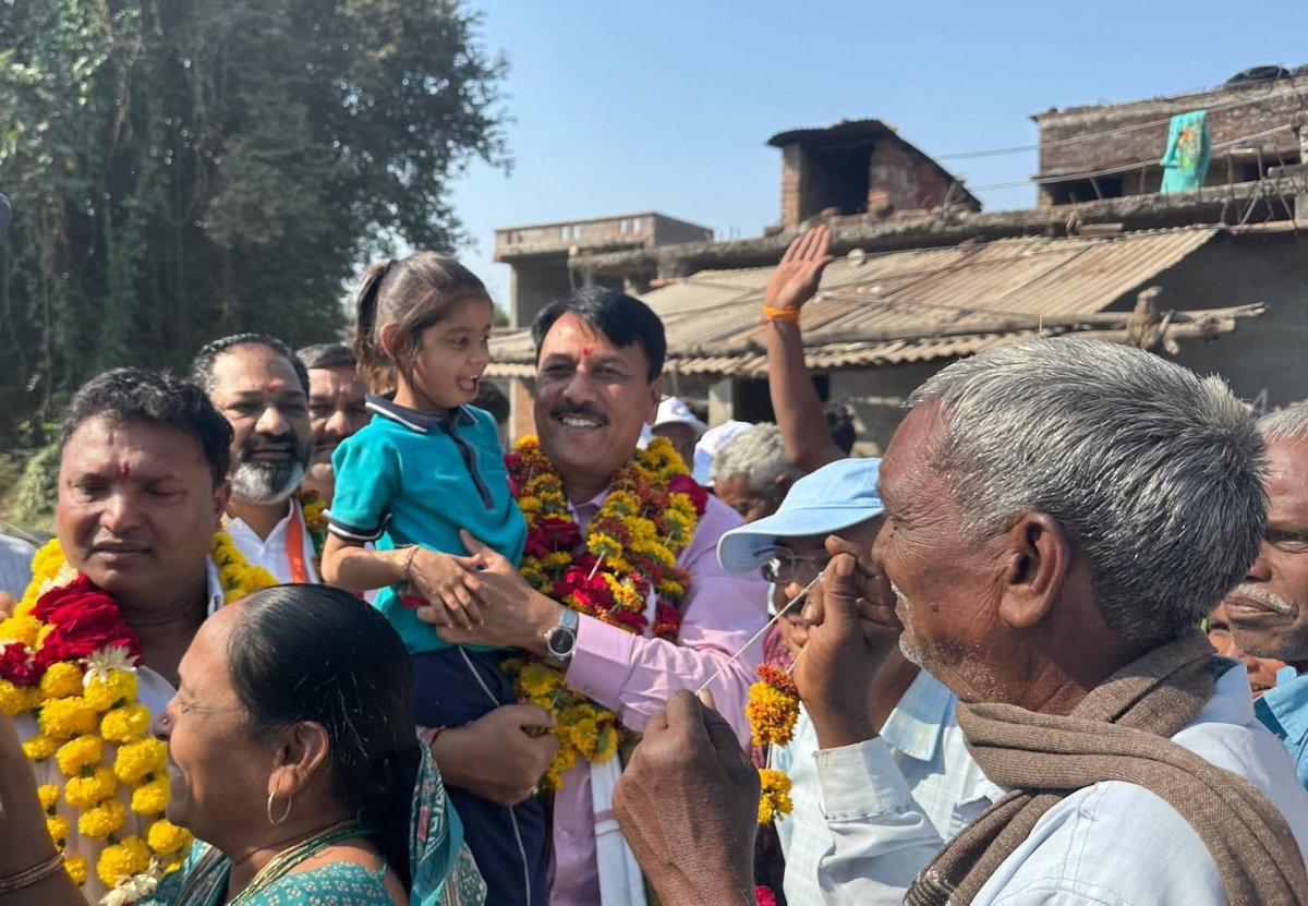 INCIndia's tweet photo. आज 'जन आक्रोश यात्रा' के कवाठ, छोटा उदयपुर पहुंचने पर क्षेत्रीय लोगों ने गुजरात कांग्रेस अध्यक्ष @AmitChavdaINC जी, CLP नेता @TusharAmarsinh1 जी और कांग्रेस सचिव @srinivasiyc जी का स्वागत किया।

यात्रा के लिए उमड़े जनसमर्थन से स्पष्ट है कि जनता कांग्रेस के साथ है और आने वाले समय में BJP को सत्ता से उखाड़ फेंका जाएगा।

📍 गुजरात