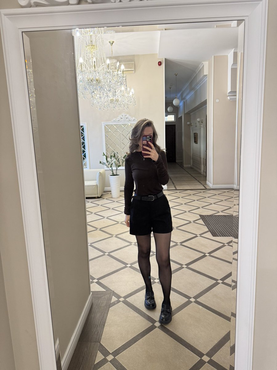 _justwriteit_'s tweet image. Это я до того как стала счастливой, после бутылки шампанского