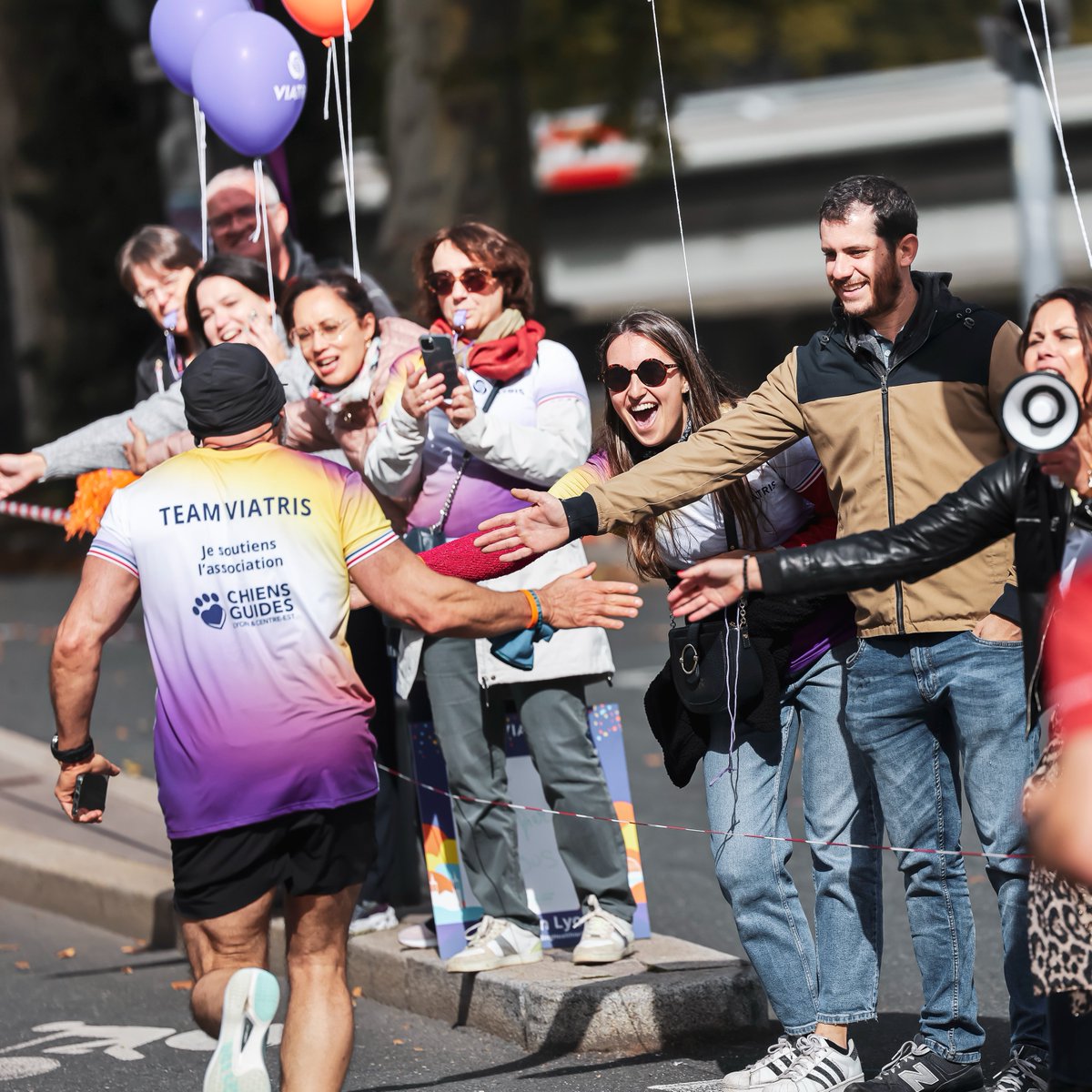 runin_lyon's tweet photo. On commence 2026 en repensant à l’énergie incroyable des supporters du #RunInLyon2025 ⚡
Prêts à remettre ça ? Prends ton dossard pour la prochaine édition ! 🏃‍♂️🔥

📸 A.S.O. / Morgan Bove &amp; Aurélien Vialatte

👉 https://t.co/oZwaqUjDSz https://t.co/hGFrVObUe8