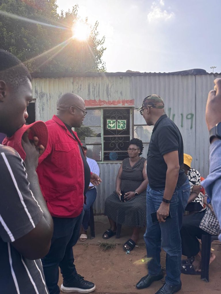 effsubregionc's tweet photo. ♦️♦️♦️In Pictures♦️♦️♦️

Leadership of subregion C accompanied the MMC of public safety to the family of the 3 deceased in ward 129 Snake Park.

#effsubregionc #economicfreedomfighters #eff https://t.co/WcXMAYzRsc
