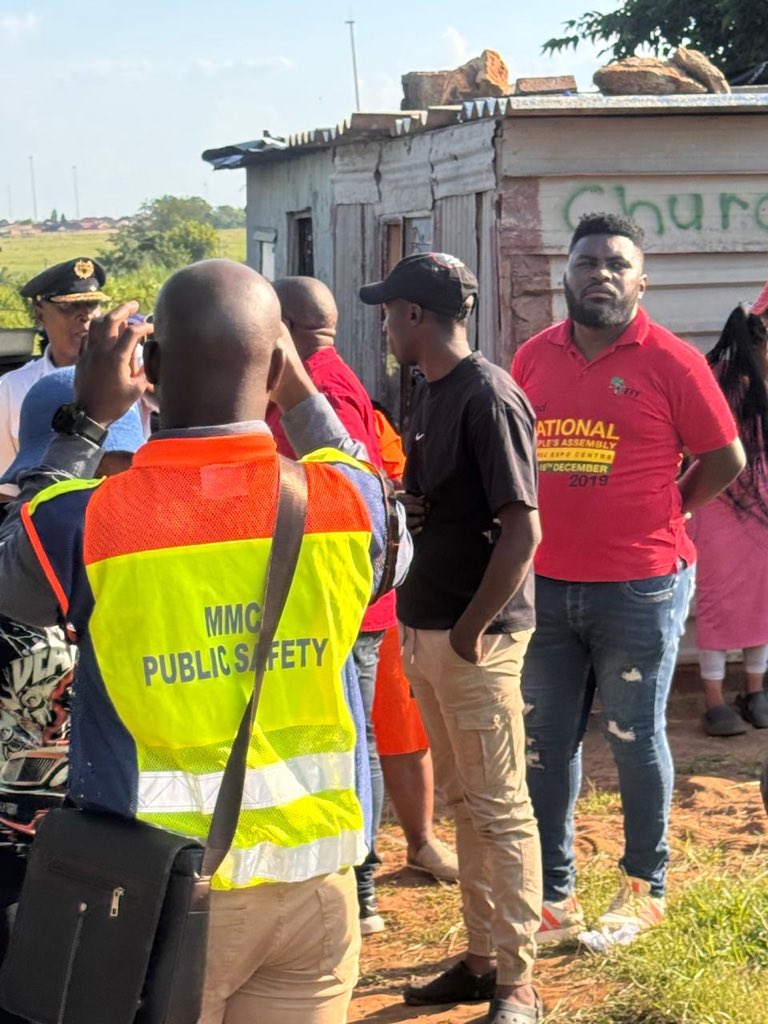 effsubregionc's tweet photo. ♦️♦️♦️In Pictures♦️♦️♦️

Leadership of subregion C accompanied the MMC of public safety to the family of the 3 deceased in ward 129 Snake Park.

#effsubregionc #economicfreedomfighters #eff https://t.co/WcXMAYzRsc