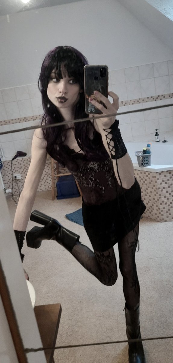 jinxednana's tweet image. got no monster high doll for xmas so im becoming one myself