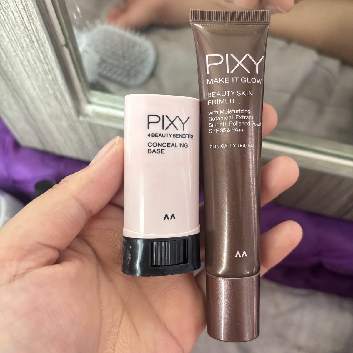 1820hc's tweet photo. guyss wts pixy primer dan pixy concealing (shade 02), baru dipake 2x krn ternyata gacocookk 😭 harga 65rb dapet 2 ini 🫠 dom jakarta pusat yaa bisa co 🍊 #zonauang 

wts make up pixy https://t.co/j0OicqI9EC