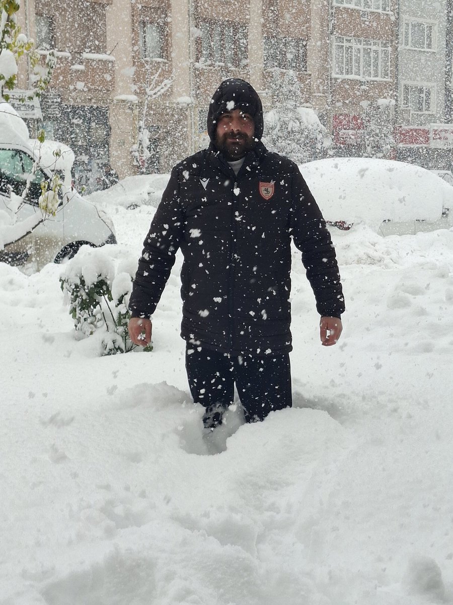 AliFidi3's tweet photo. Zarar görsek de;
Bizden zarar gelmez kimseye.
Gül'e bakınca, 
Dikenlerini görenlerden değiliz. 

Kara çalı görsek;
'Çiçek açmamış dallar' deriz. 
Bundandır; kötüyü iyiden ayırt edemeyişimiz..
@Samsunspor #Bolu https://t.co/qJ0TOyUSZi