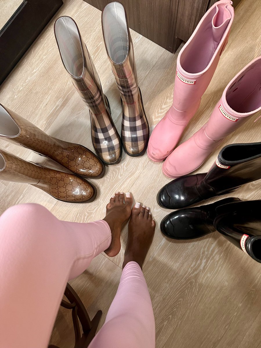 chocogoddessxo's tweet photo. I love rain boots. Especially when they’re designer 🦶🏾👢☔️ https://t.co/yeRibo7Dkz