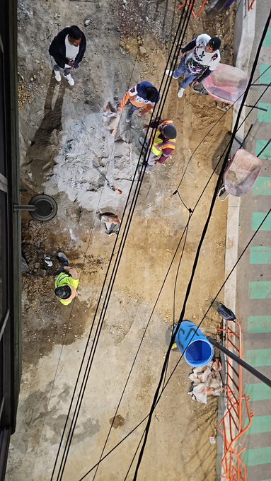 NOTORIUSVICK's tweet photo. y como es su costumbre de @SOBSECDMX y del @GobCDMX haciendo porquerias en sus obras donde los trabajadores sobre calzada de tlalpan 606, col moderna le pegan al tubo de agua potable ocasionando una fuga y en vez de repararla le hechan cemento a la tuberia para taparla @canal6tv https://t.co/QZu0gyP8GX
