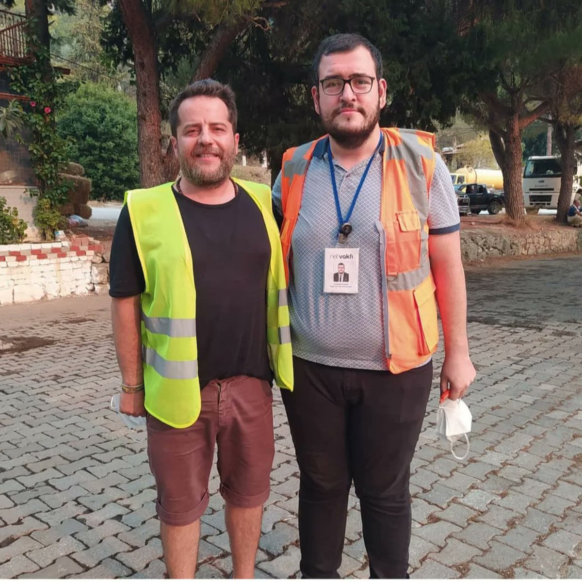 Sosyal Hizmet ve Afet Acil Yardım Direktörü Ercüment Arabacı'nın paylaşımı

"10 yıldır Erden Timur'la birlikte çalışıyorum gece gündüz demeden yürekten özveriyle fakir fukara, ihtiyaç sahiplerine, öğrencilere, afet bölgelerine destek olmak için kazandığını vakfa aktaran, yürüyen