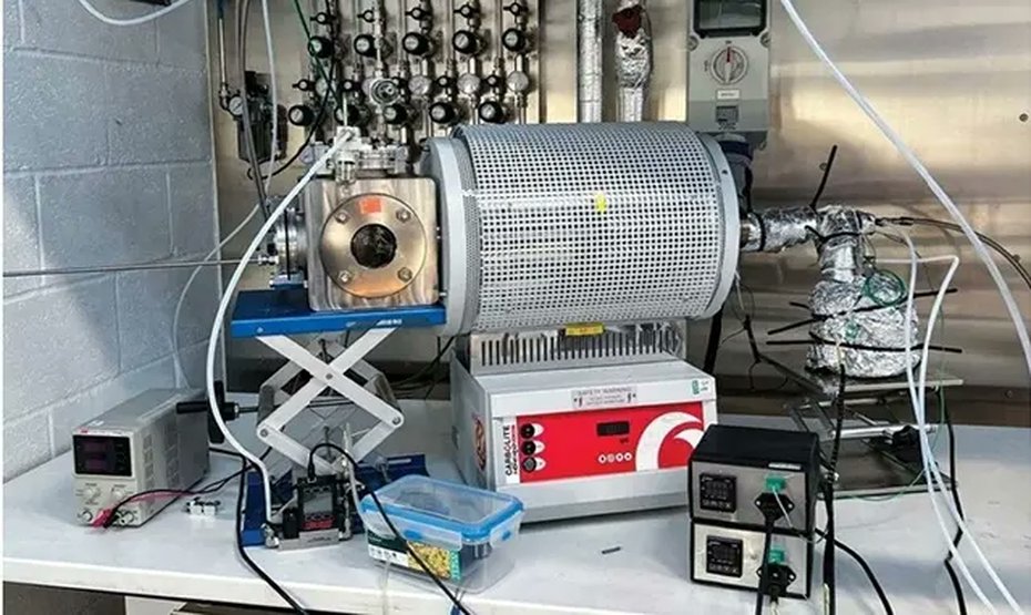 fuelcellsworks's tweet photo. .@Cambridge_Uni researchers built a reactor that recycles 99% of gas to produce #cleanH2 and CO₂-free carbon nanotubes, achieving 446x higher efficiency through a multi-pass FCCVD system. New tech for energy + advanced materials.

#H2Now #CleanEnergy 

https://t.co/SM7uUH557g https://t.co/cLnXWLpZ24