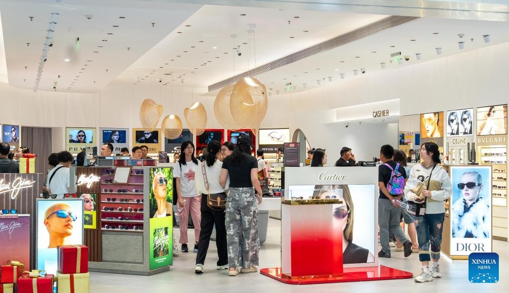 ChinaConsulate's tweet image. Offshore duty-free sales in Hainan #FTP totals 1.1 billion yuan during the first week of special customs operations.