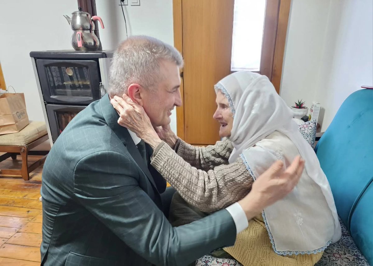 AvYildirimSEZER's tweet photo. Nüzhetiye Köyü'nün en yaşlısı 102 yaşındaki Zeynep Kuş teyzemizi ziyaret ederek, hayır duasını aldım. Büyüklerimizin duası en kıymetli mirasımız. https://t.co/KR804SS2S9