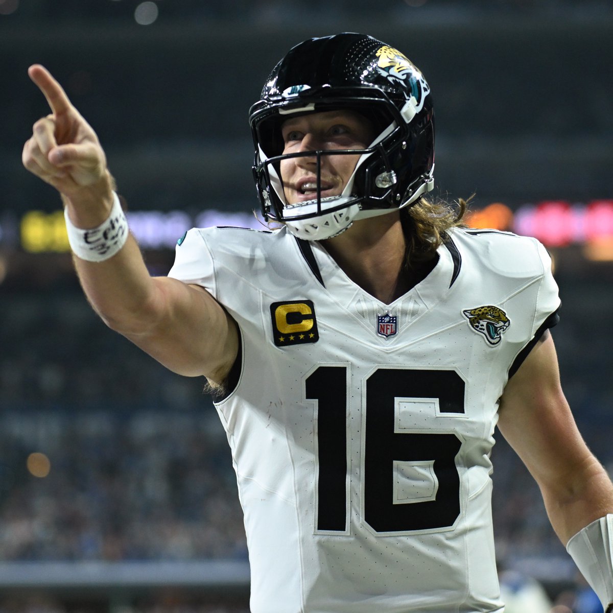 HardRockBet's tweet image. Trevor Lawrence has: 

▪︎ More rush TD than De'Von Achane 
▪︎ More rush yds than Lamar Jackson 
▪︎ More pass TD than Josh Allen
▪︎ More pass yds than Caleb Williams 
▪︎ Higher QBR than Jalen Hurts 

Redefining DUAL-THREAT #DUUUVAL
