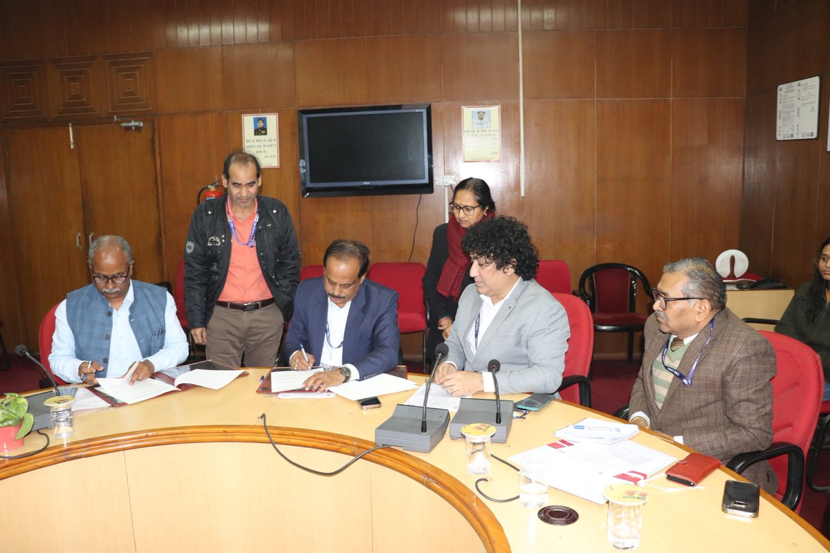 CSIRCRRI's tweet photo. A milestone for India's road infrastructure! 🛣️
Today @CSIRCRRI and Indian Academy of Highway Engineers (IAHE) officially signed an MoU. This partnership formalizes a strategic collaboration in research, testing, consultancy &amp; capacity building for the #highway sector.
@IAHE1983 https://t.co/wMha3bfquV