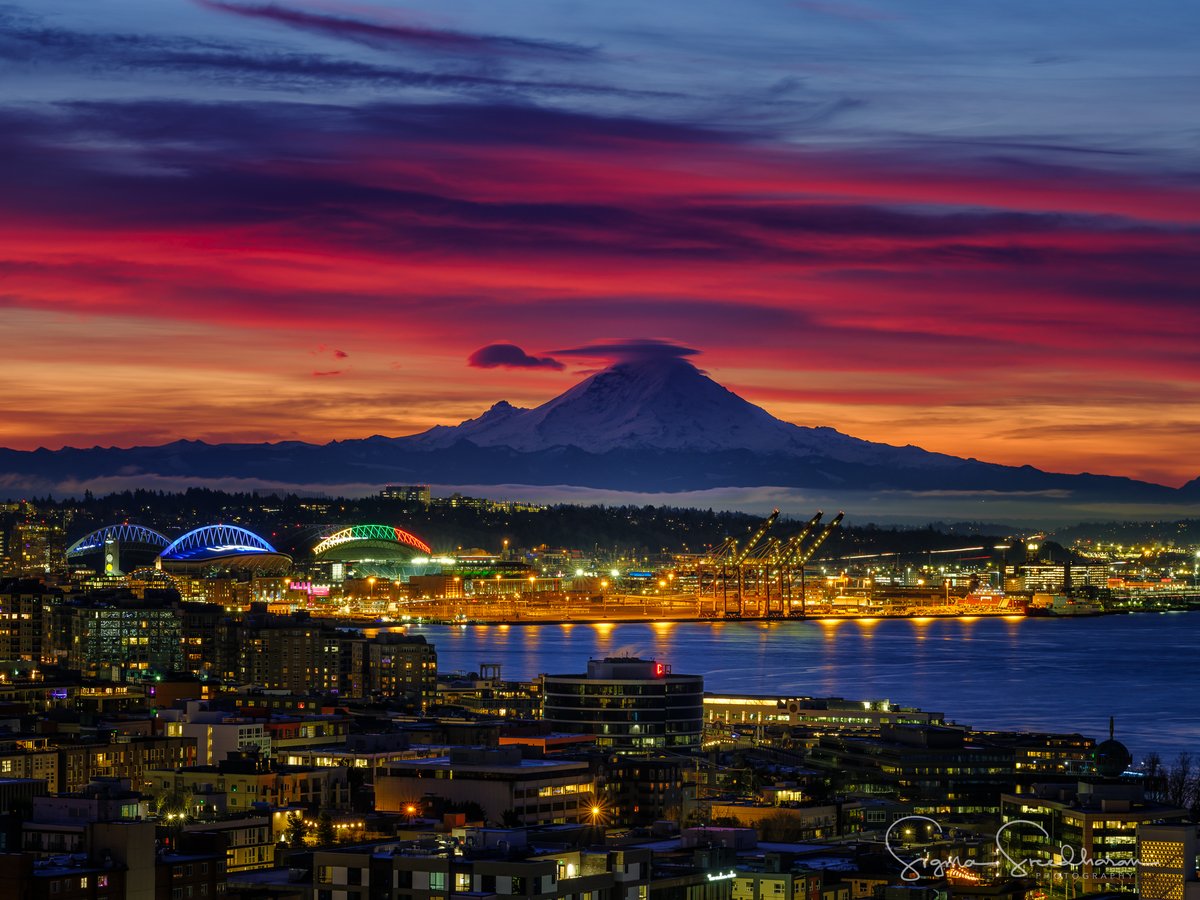 sigmas's tweet photo. Good Morning, #Seattle! Another gorgeous #sunrise today.(Monday 12/29) https://t.co/BRhJq7O9ds