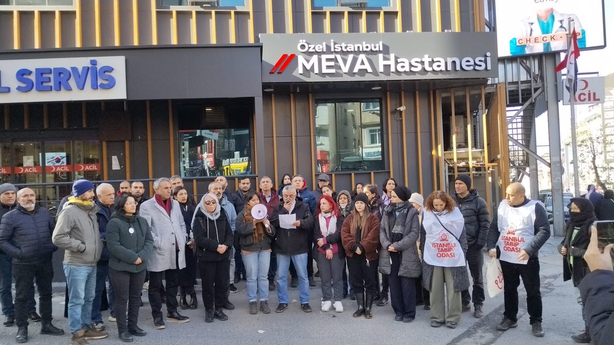 Özel Okmeydanı Hastanesi işçileri haklarını gasp eden Şafak grubunun GOP'ta bulunan hastanesi önünde basın açıklaması gerçekleştirdi.

İsmi Meva Hastanesi yapılan bina eskiden yeni doğan bebek çetesi ile anılan Şafak Hastanesi'ydi. 

İşçiler açıklama da eylem planı açıkladılar.