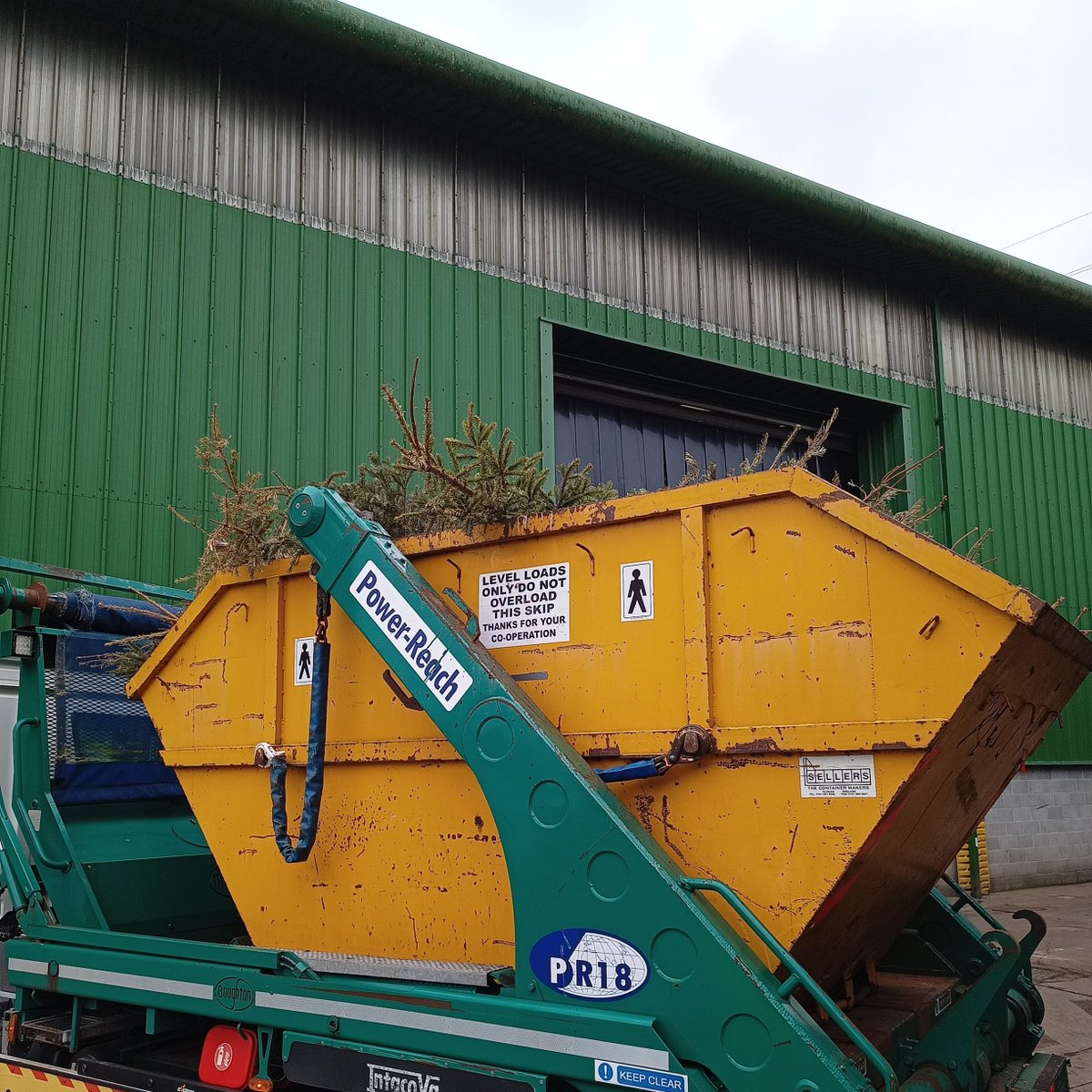 hackneycouncil's tweet image. Thinking about taking the decorations down?

Recycle your real Christmas tree by: 
🎄 Having it collected through our garden waste or bulky waste collection services
🎄 Dropping it off at one of our collection points

More info: orlo.uk/kNkah