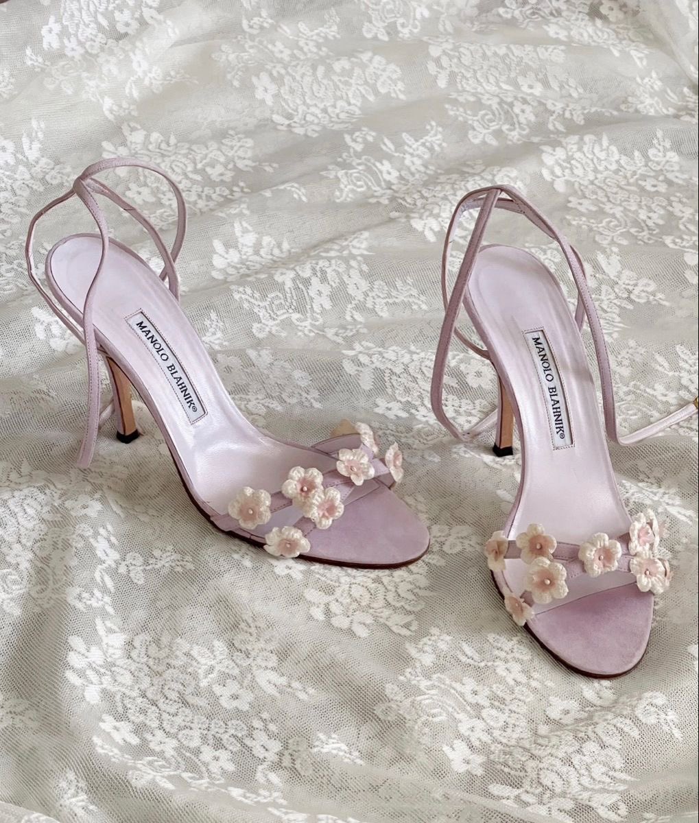 moontides_'s tweet image. Flower heels