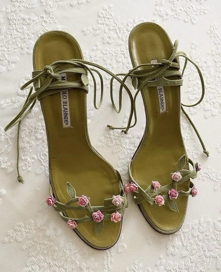 moontides_'s tweet image. Flower heels