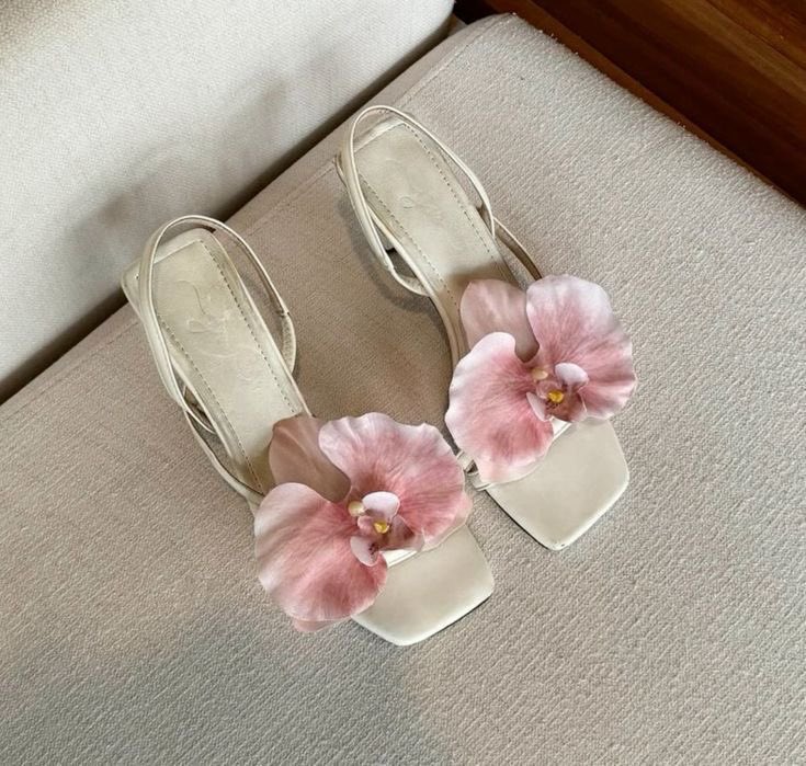 moontides_'s tweet image. Flower heels