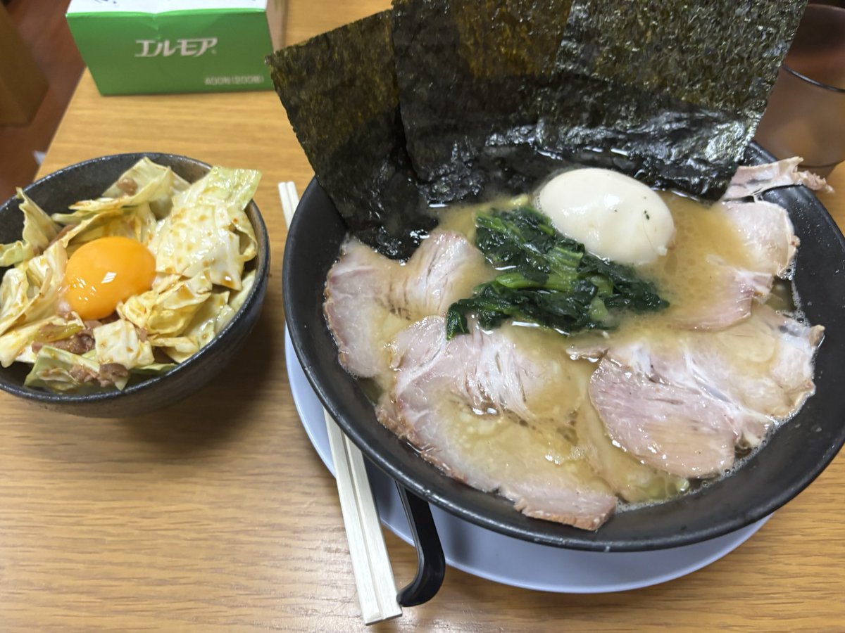 tanuki_michael's tweet photo. 奥村屋
チャーシューメン味玉トッピング+キャベチャ丼
#奥村屋 
#ラーメン 
#新潟 https://t.co/mnYxHOjvIZ