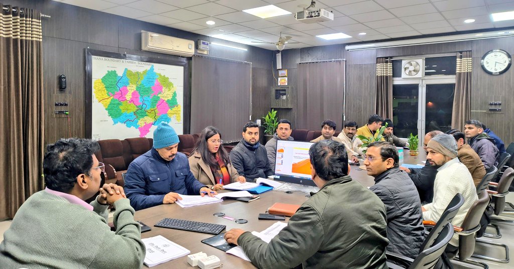 dm_sitapur's tweet photo. जनपद में संचालित सड़क निर्माण परियोजनाओं की समीक्षा बैठक के दौरान सभी संबंधित अधिकारियों को निर्देशित किया गया कि निर्माणधीन सड़कों के कार्यों को पूरी गुणवत्ता के साथ निर्धारित समयावधि में पूर्ण कराएं। मानकों के अनुसार सड़कों के अनुरक्षण एवं सुदृढ़ीकरण कार्यों को पूर्ण कराया जाय। https://t.co/lUUaQC7vly