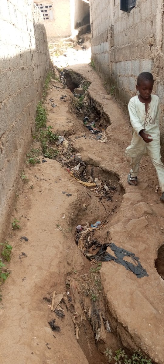Tope_Orus's tweet image. The school foundation that received support from Mr. @OmotayoSolomo10 serves as a shortcut linking the street. Since I repaired it, I have received prayers upon prayers from people. Children now play there freely, and adults pass through with ease.
Today, I also fixed one of the…