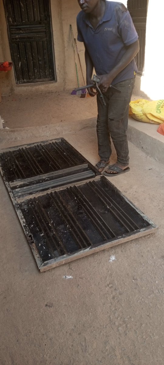 Tope_Orus's tweet image. The school foundation that received support from Mr. @OmotayoSolomo10 serves as a shortcut linking the street. Since I repaired it, I have received prayers upon prayers from people. Children now play there freely, and adults pass through with ease.
Today, I also fixed one of the…