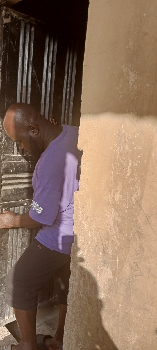 Tope_Orus's tweet image. The school foundation that received support from Mr. @OmotayoSolomo10 serves as a shortcut linking the street. Since I repaired it, I have received prayers upon prayers from people. Children now play there freely, and adults pass through with ease.
Today, I also fixed one of the…