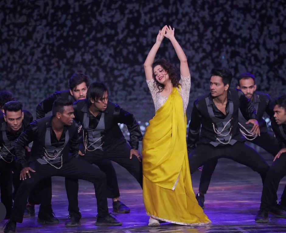 flyhigh__15's tweet image. Shivangi owns the stage, every single time she dances. 💫 
Which is your all-time favourite Shivangi performance?

• Tip tip barsa paani
• Nindiyan se jaagi bahar
• Tribute to alia( naacho naacho, tamma tamma,radha etc)
• Ghoomar 

#ShivangiJoshi