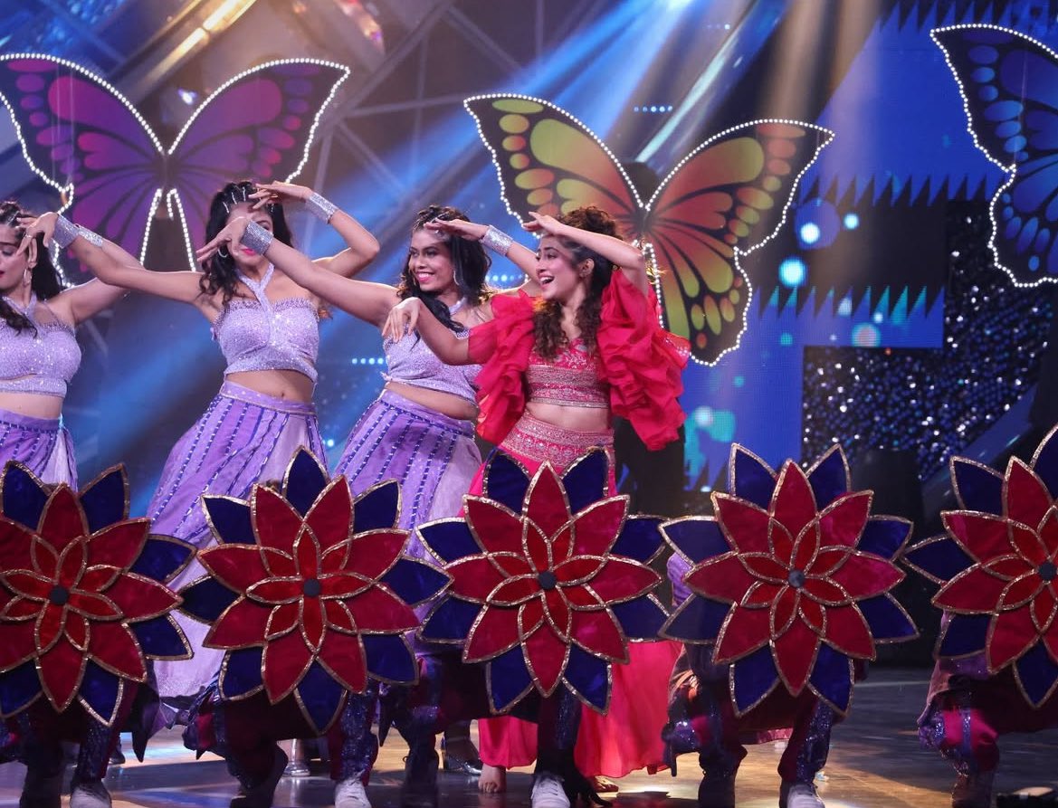 flyhigh__15's tweet image. Shivangi owns the stage, every single time she dances. 💫 
Which is your all-time favourite Shivangi performance?

• Tip tip barsa paani
• Nindiyan se jaagi bahar
• Tribute to alia( naacho naacho, tamma tamma,radha etc)
• Ghoomar 

#ShivangiJoshi