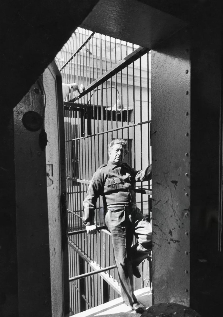 mbellasartes's tweet photo. Además de su labor como muralista, David Alfaro Siqueiros mantuvo una participación política activa: militó en organizaciones de izquierda, impulsó sindicatos de artistas y utilizó el arte como medio de intervención social. Siqueiros entendía al artista como un agente público, comprometido con su tiempo y con las luchas colectivas.