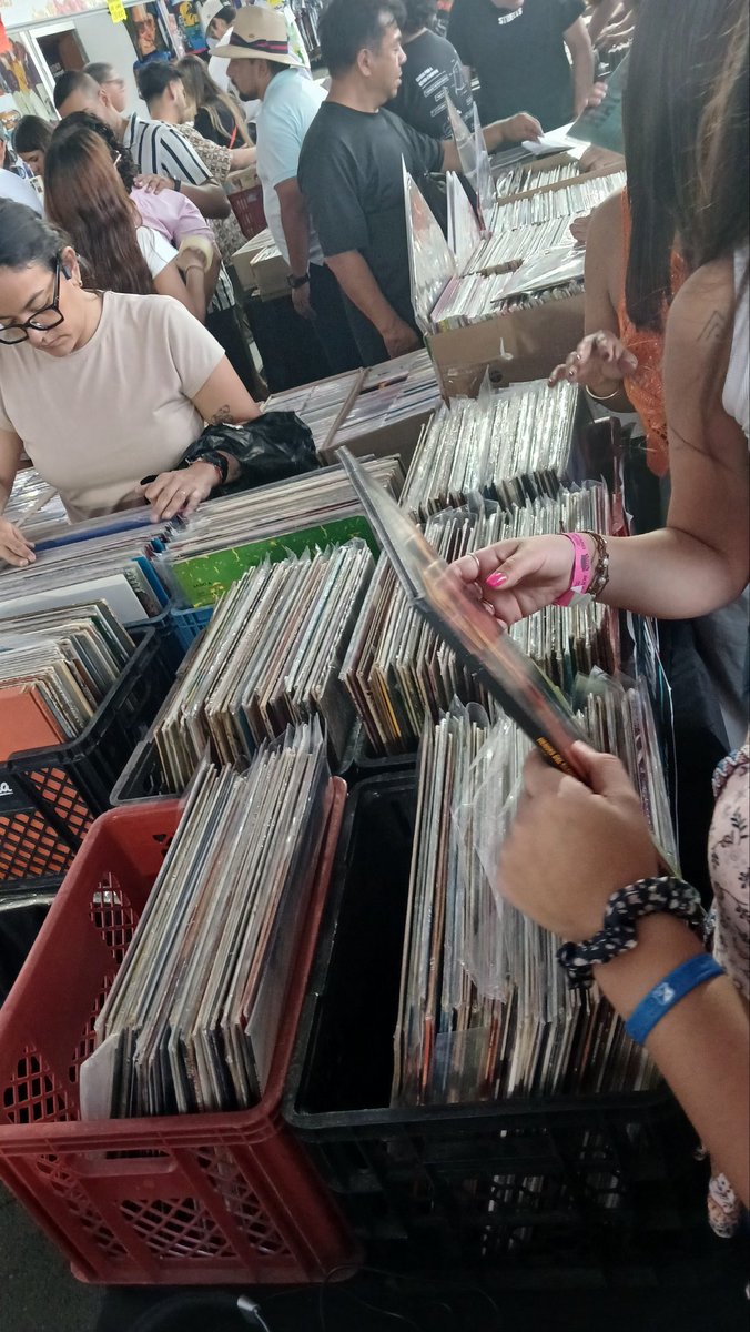SalsaChevere_'s tweet photo. Muchas mujeres melómanas comprando melodía en el encuentro de melómanos de Cali
#FeriaDeCali2025 https://t.co/0vhBi06CB0