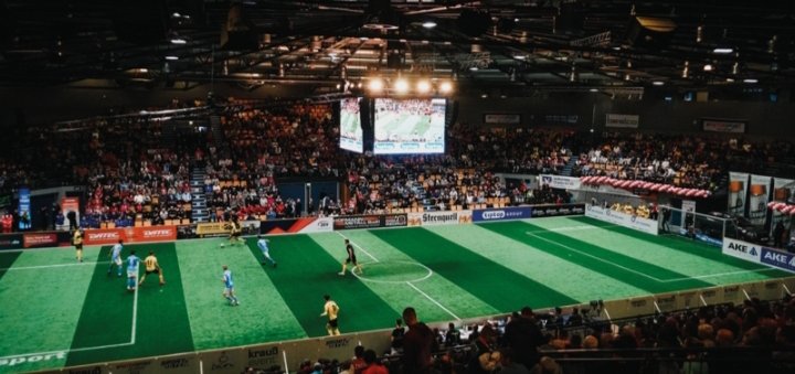 Było oglądane ??

Ależ to były piękne czasy ....
Stary dobry DSF i ich legendarny slogan mówiący "Być w samym środku (wydarzeń) niż tylko brać w nich udział" ... no i oczywiście ich kontrowersyjne reklamy :)

Hallenmasters było nieodłączną częśią przygotowań do drugiej połowy