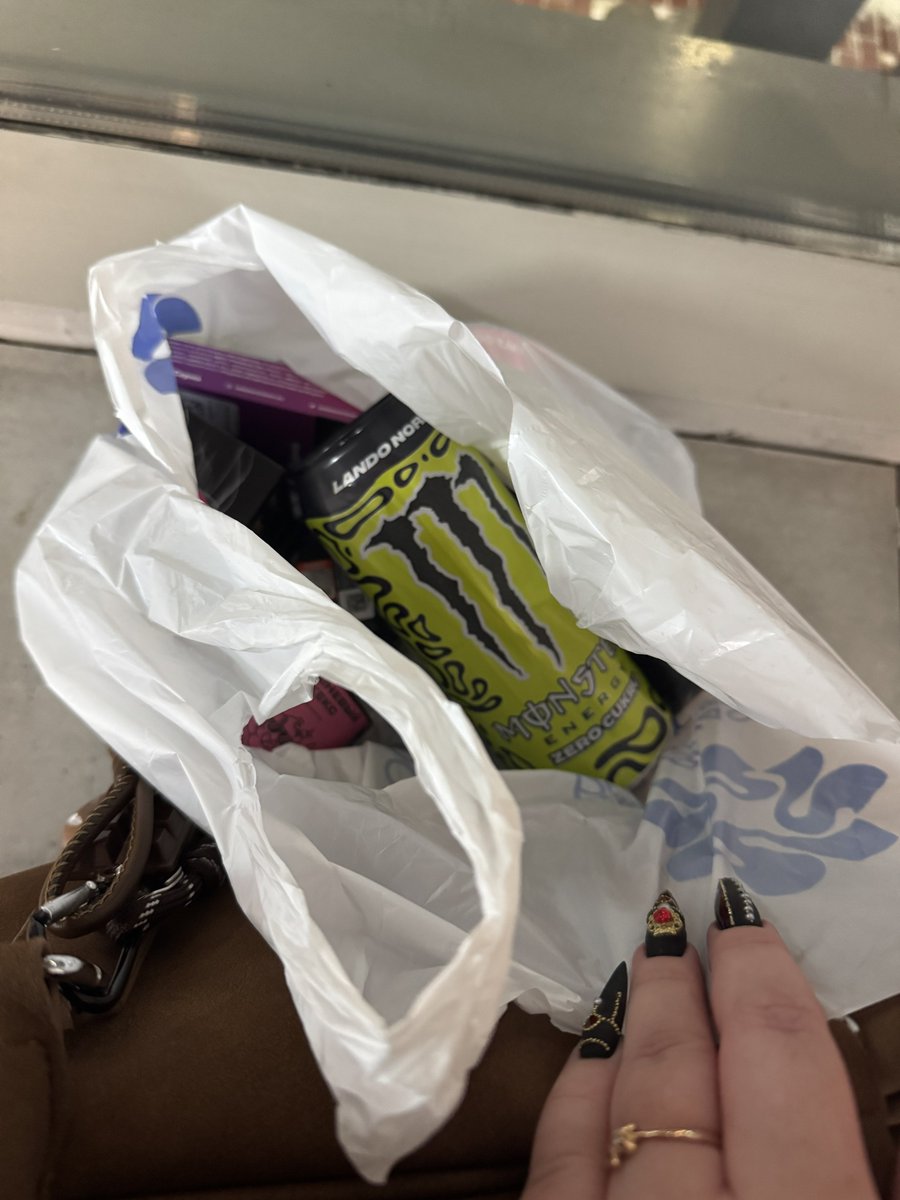 зашла рандомно за табаком для кальяна а там ОН…… думала в своей дыре не дождусь
продавцы принимали паллеты с энергетиком я краем уха услышала ЛАНДОНОРРИС дальше все как в тумане….