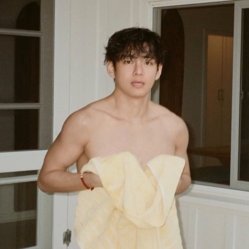 taesmug's tweet photo. THE SAME EXPRESSION IM CRYING https://t.co/EzrIlB6igT