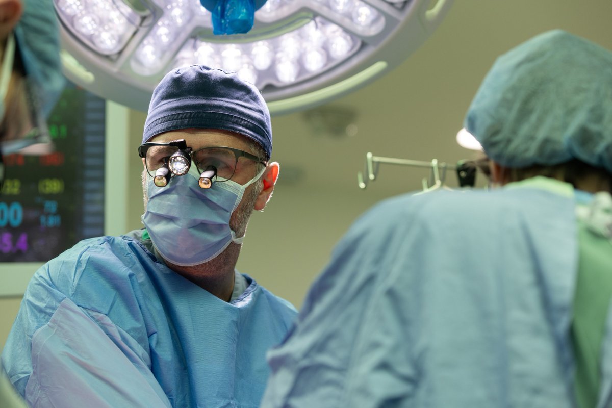 UnityHealthTO's tweet image. St. Michael’s Hospital continues to break new ground with robotic surgery to correct a rare cardiac anomaly. Read more about this milestone: unityhealth.to/2025/12/roboti… 
#RoboticSurgery #cardiology