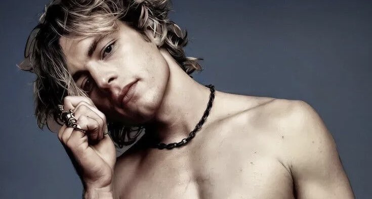 PopCrave's tweet image. Happy 30th birthday to the talented Ross Lynch.